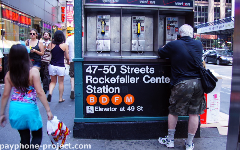 6th Avenue, Rockefeller Center. Verizon.